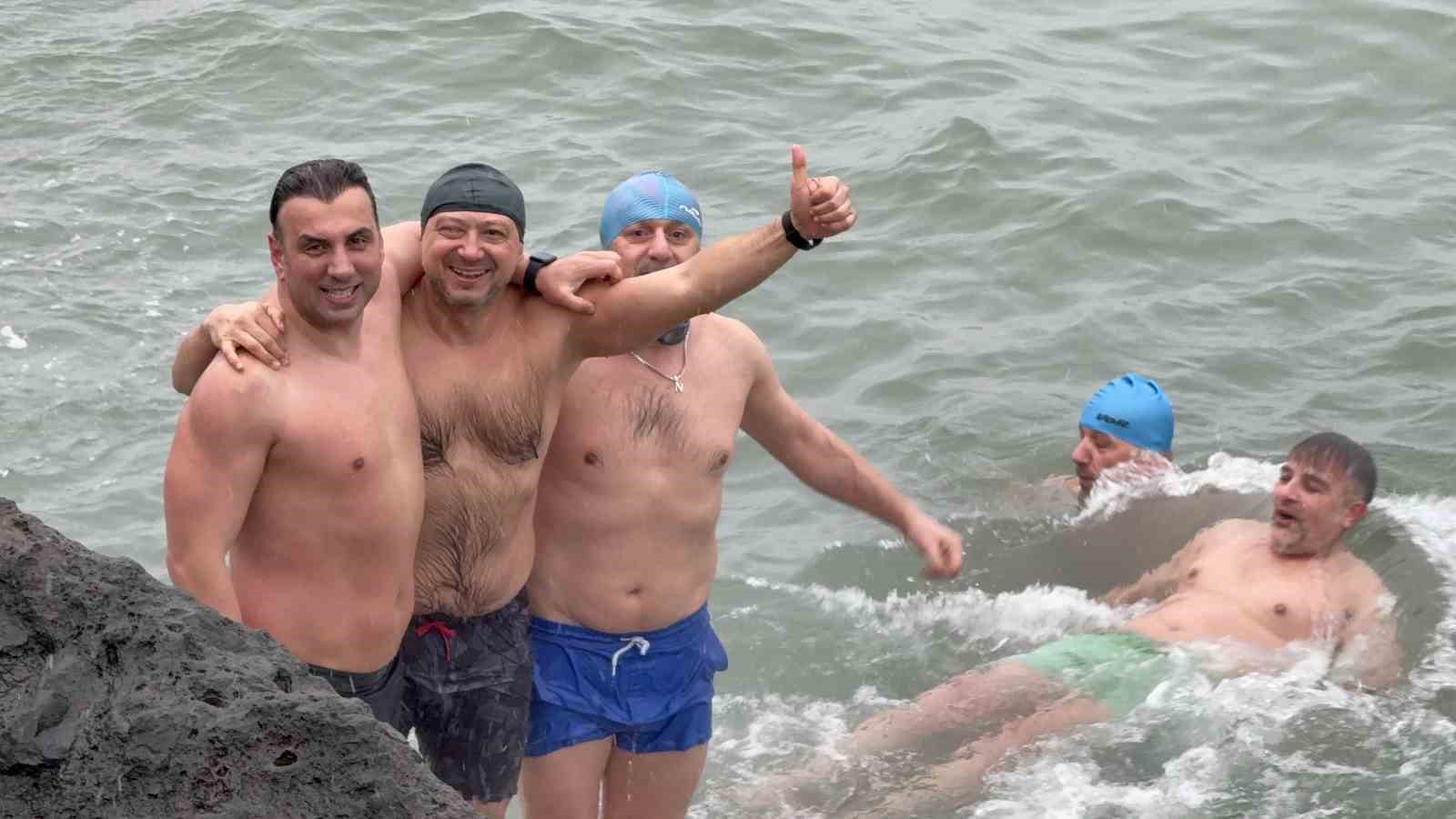 Yeni yılın ilk gününde buz gibi suda deniz keyfi
