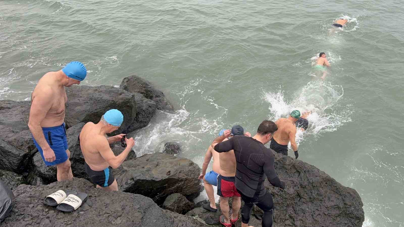 Yeni yılın ilk gününde buz gibi suda deniz keyfi
