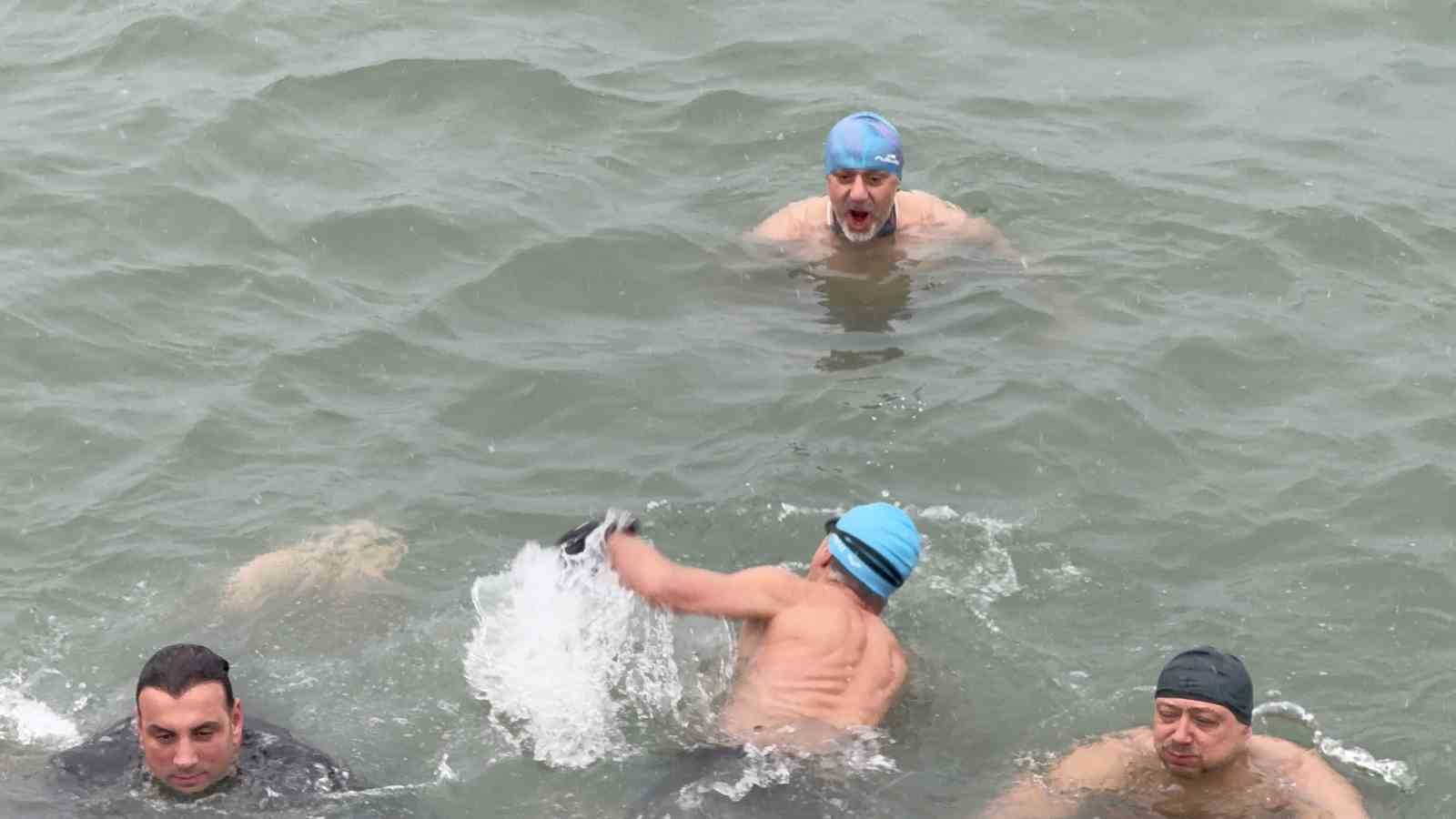 Yeni yılın ilk gününde buz gibi suda deniz keyfi
