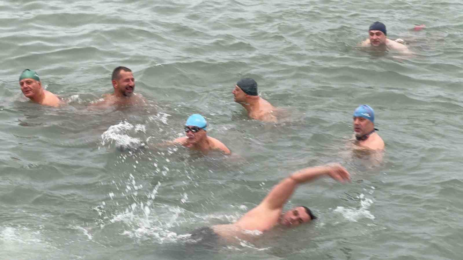 Yeni yılın ilk gününde buz gibi suda deniz keyfi
