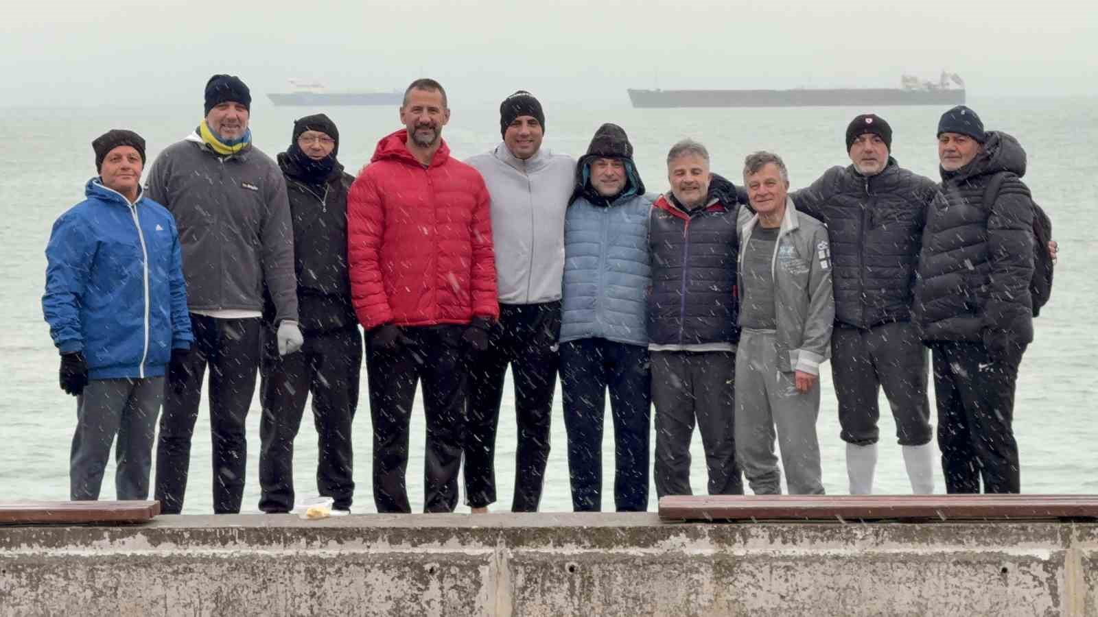 Yeni yılın ilk gününde buz gibi suda deniz keyfi
