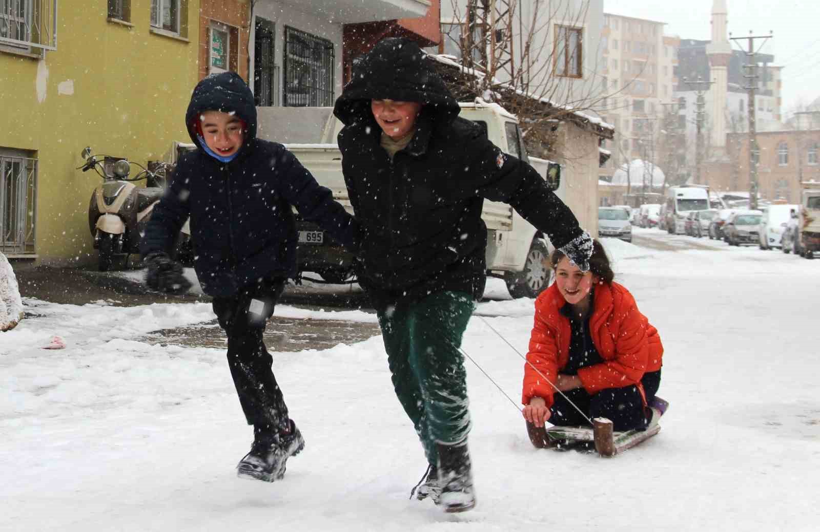 Yeni yılın ilk gününde kar neşesi: Çocuklar sokaklara döküldü
