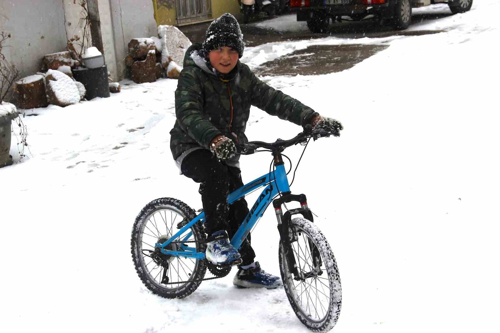 Yeni yılın ilk gününde kar neşesi: Çocuklar sokaklara döküldü
