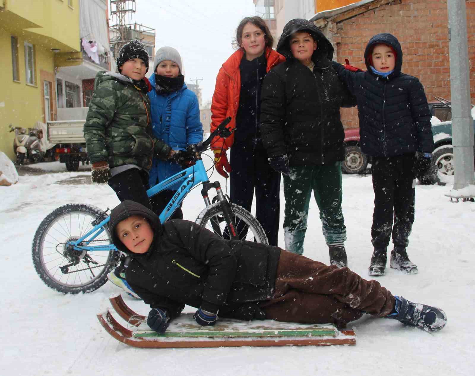 Yeni yılın ilk gününde kar neşesi: Çocuklar sokaklara döküldü
