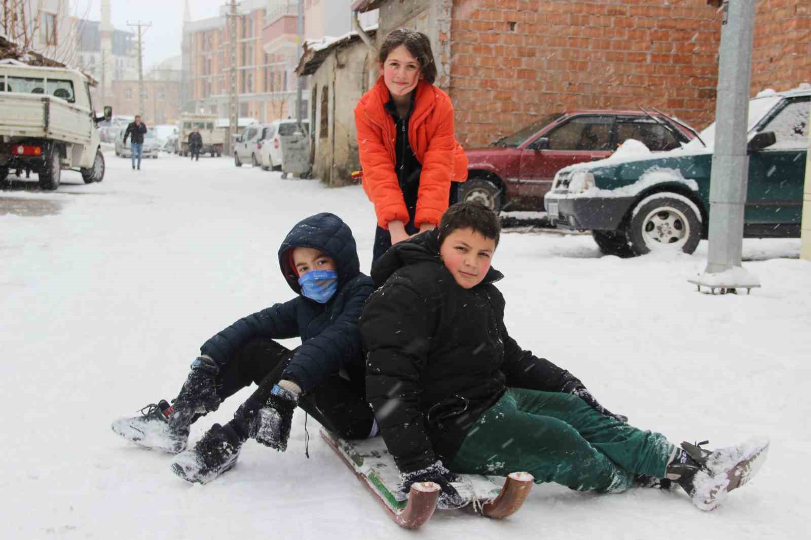 Yeni yılın ilk gününde kar neşesi: Çocuklar sokaklara döküldü

