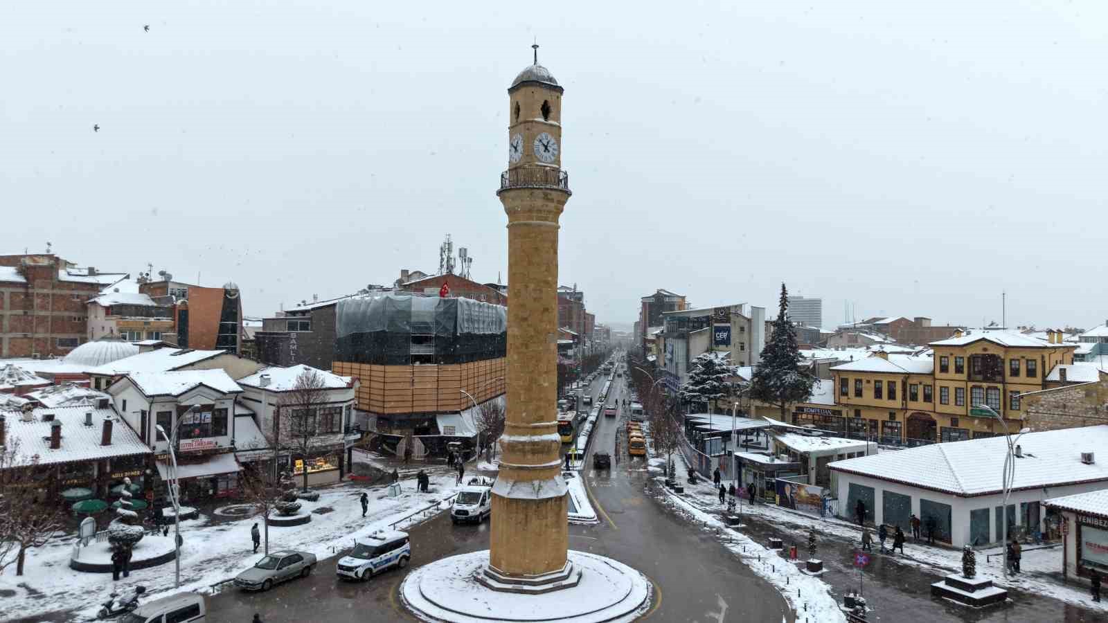 Yeni yılın ilk gününde kar neşesi: Çocuklar sokaklara döküldü
