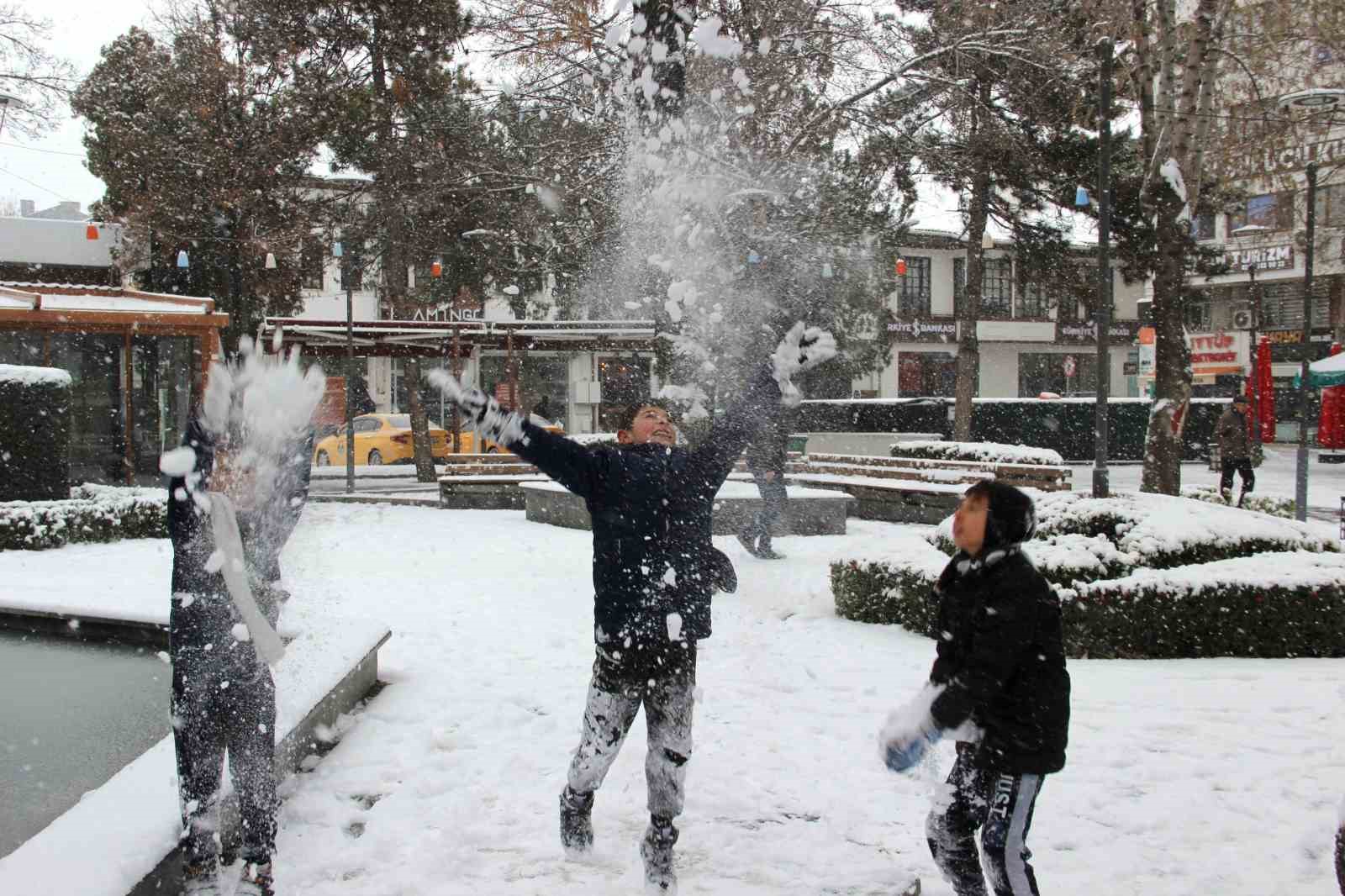 Yeni yılın ilk gününde kar neşesi: Çocuklar sokaklara döküldü
