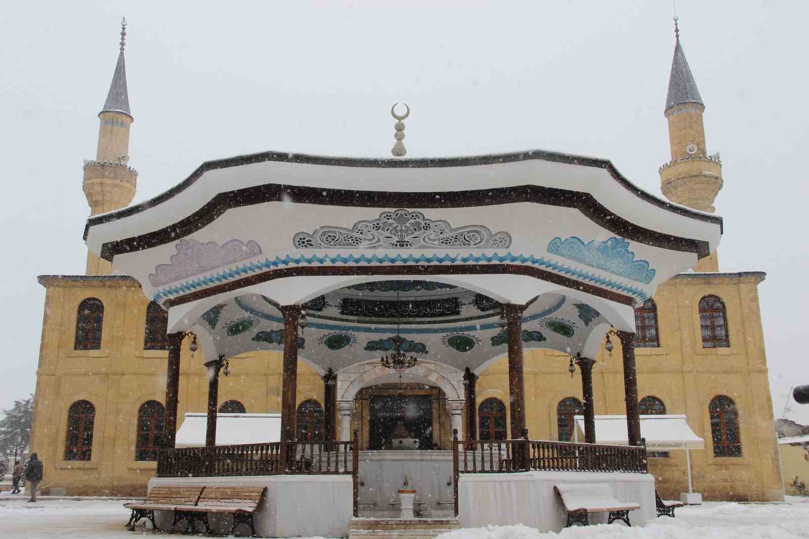 Yeni yılın ilk gününde kar neşesi: Çocuklar sokaklara döküldü
