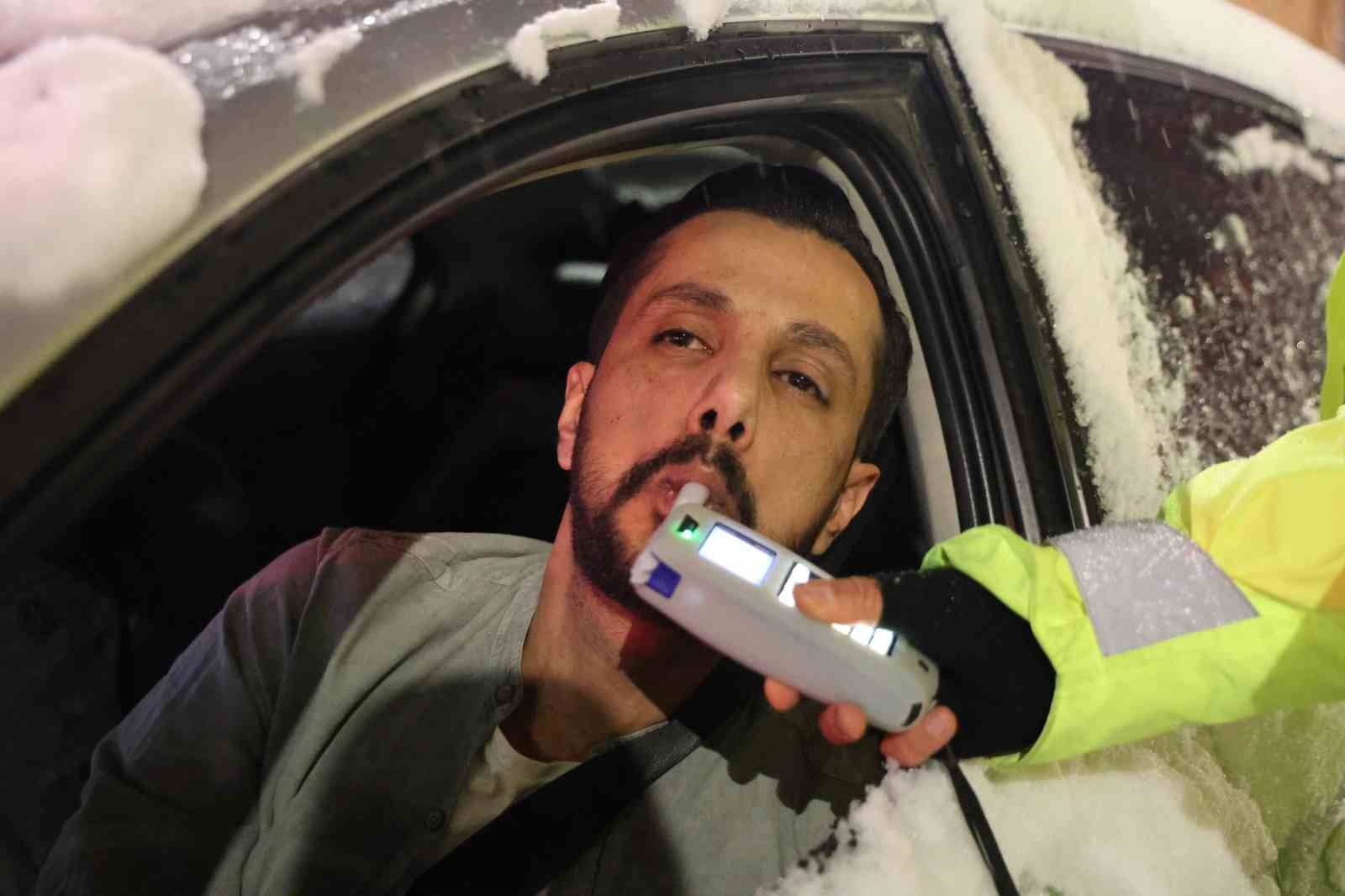 Yeni yılın ilk saatlerinde polis ekiplerinden denetim
