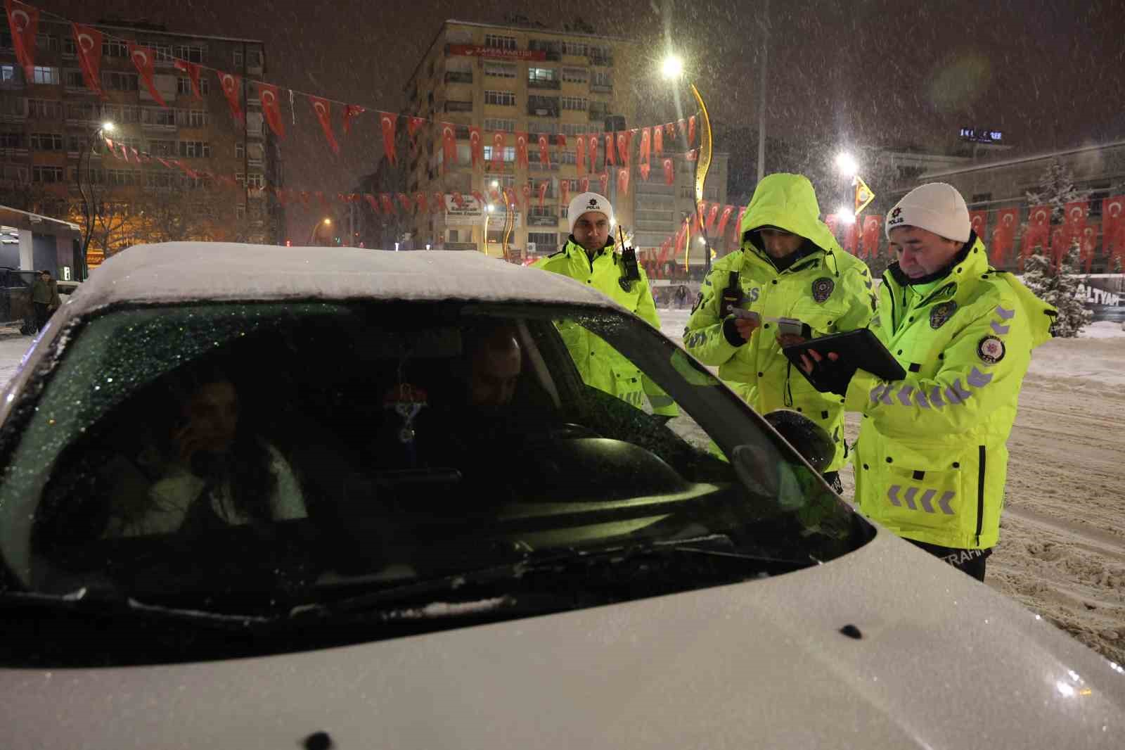 Yeni yılın ilk saatlerinde polis ekiplerinden denetim
