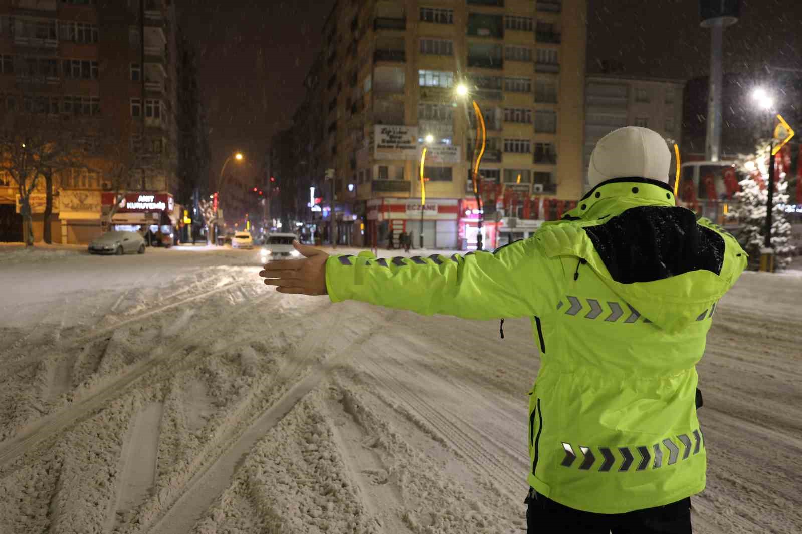 Yeni yılın ilk saatlerinde polis ekiplerinden denetim
