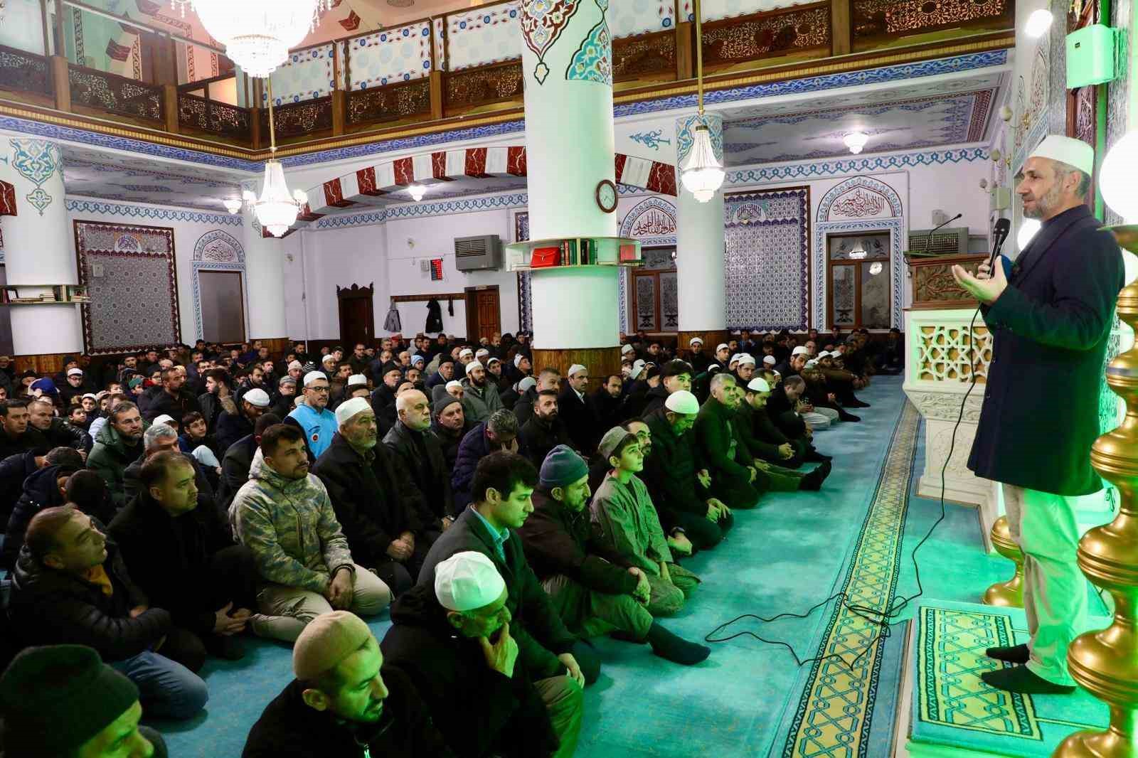 Yeni yılın ilk sabahında namazda buluştular
