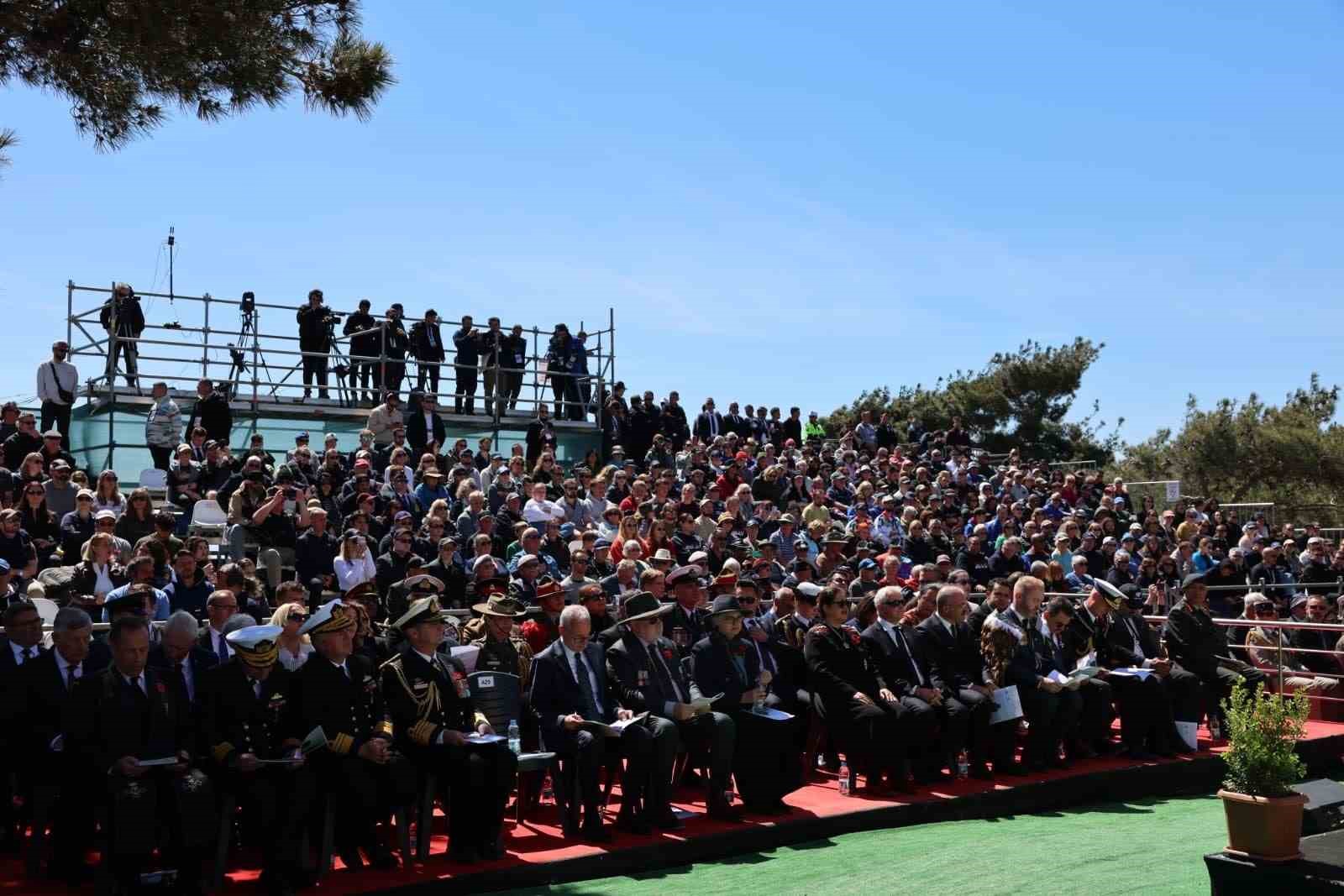 Yeni Zelanda askerleri, atalarını ’haka’ dansıyla andı
