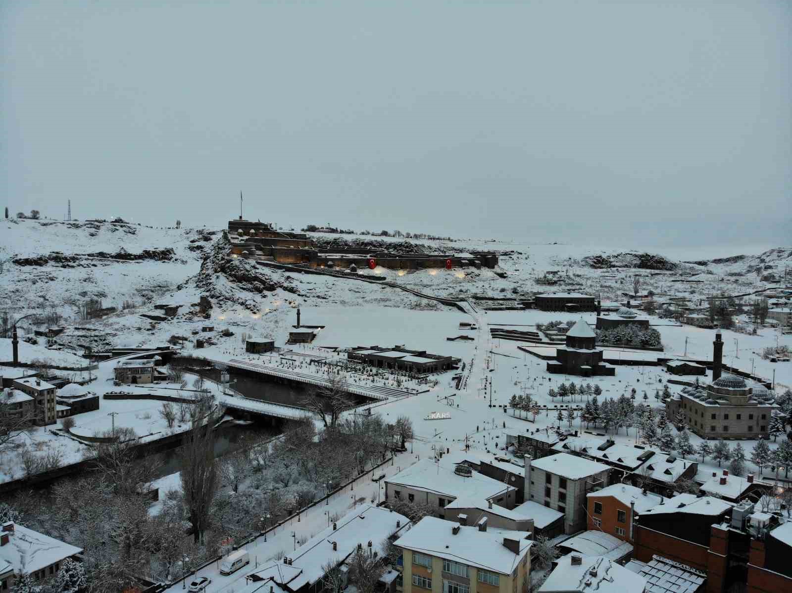 Yeniden beyaza bürünen Kars havadan görüntülendi
