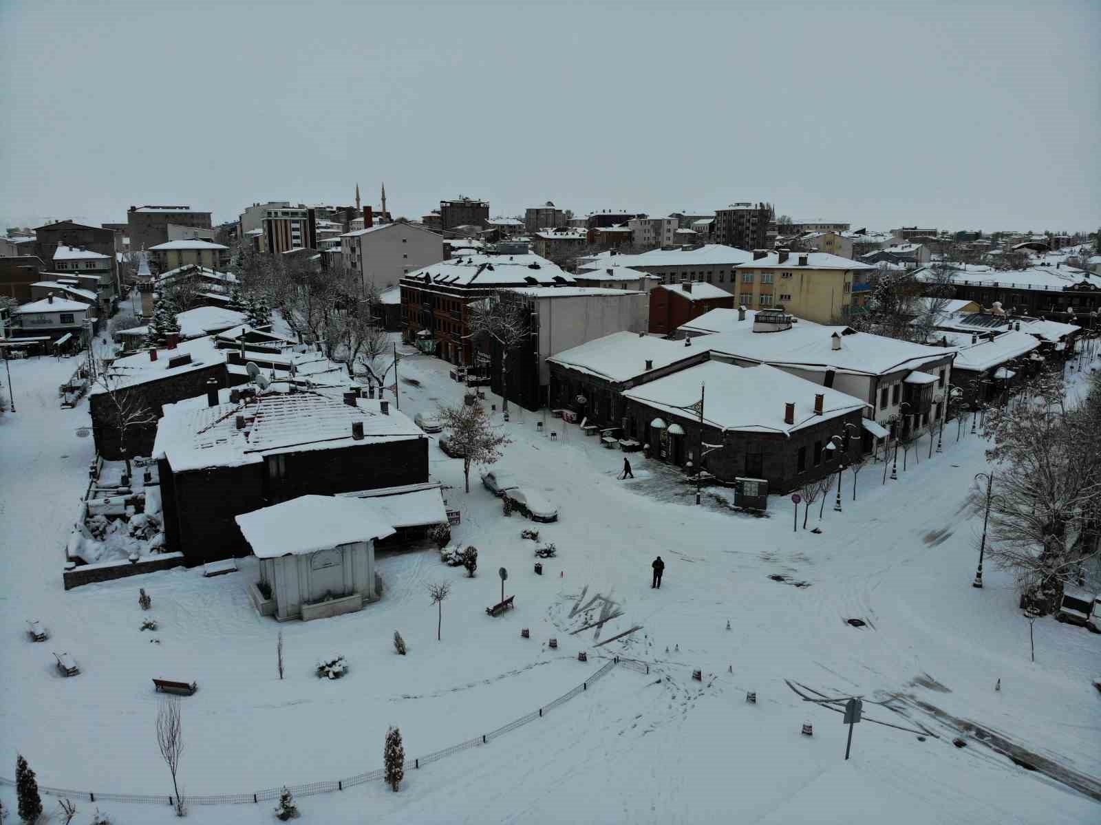 Yeniden beyaza bürünen Kars havadan görüntülendi
