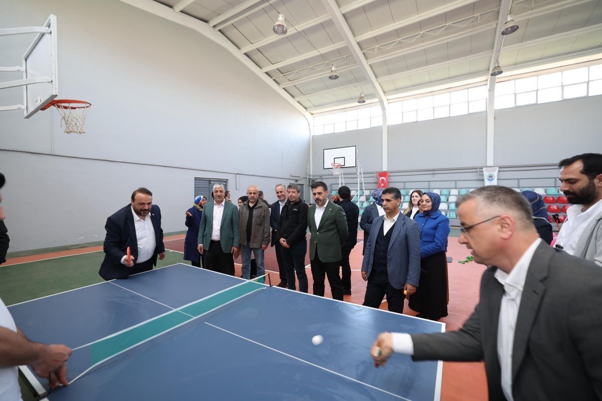 Yenilenen Tavşancıl Spor Salonu kapılarını açtı
