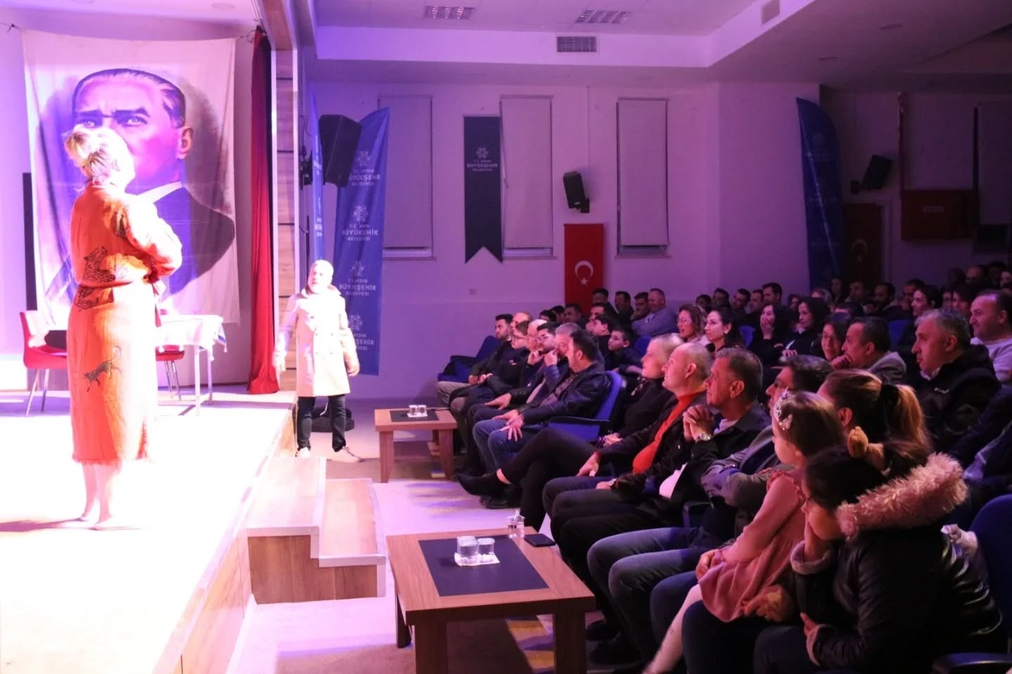 Yenipazar’da ’İyi Delirdik’ tiyatro oyunu izleyiciyle buluştu
