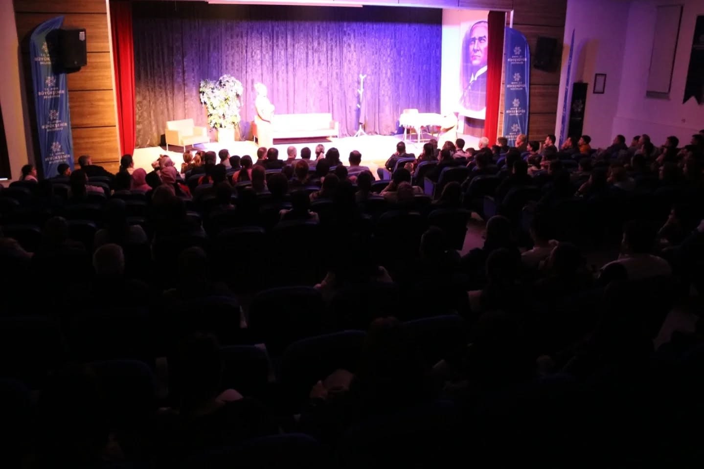 Yenipazar’da ’İyi Delirdik’ tiyatro oyunu izleyiciyle buluştu
