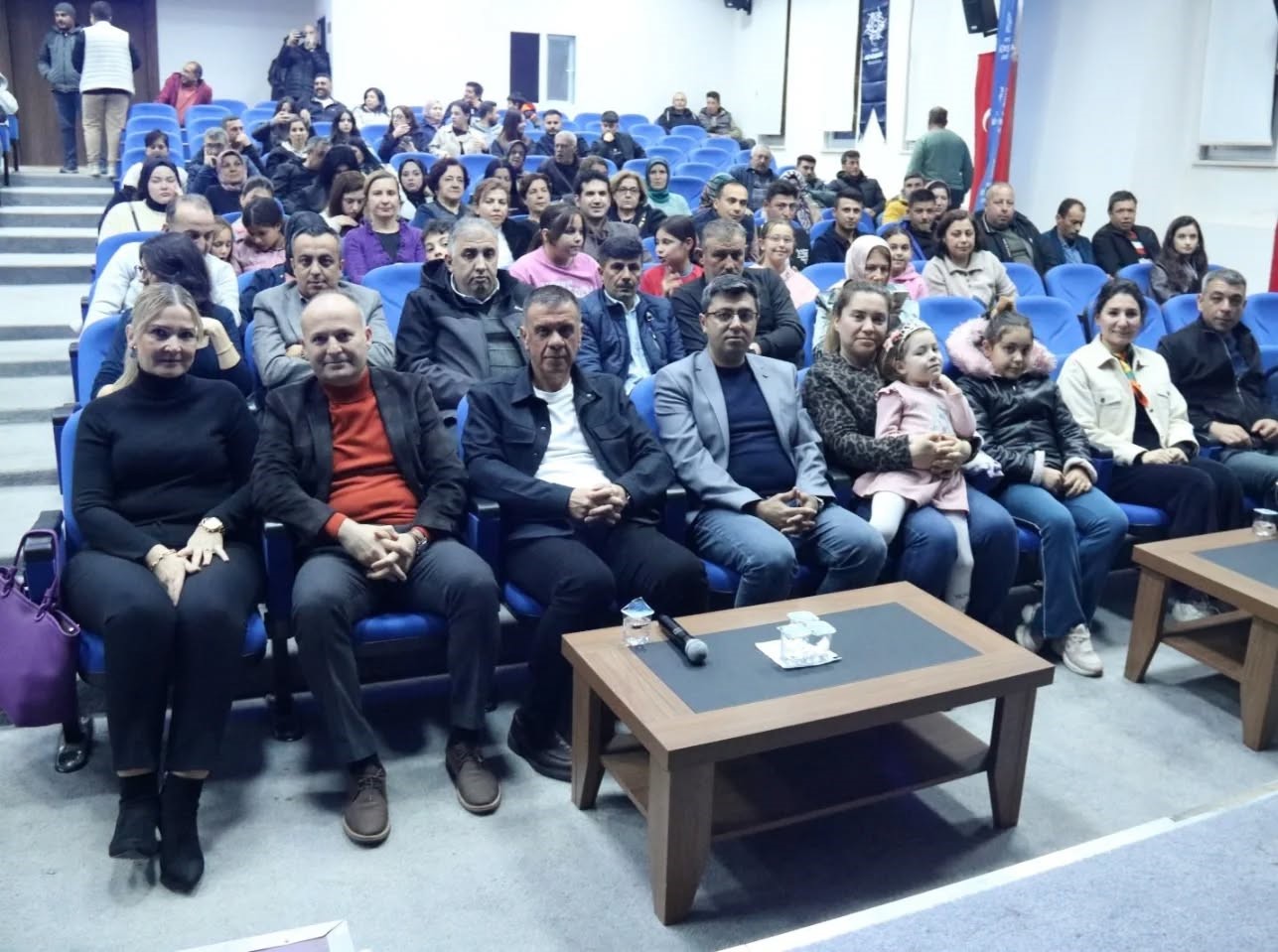 Yenipazar’da ’İyi Delirdik’ tiyatro oyunu izleyiciyle buluştu
