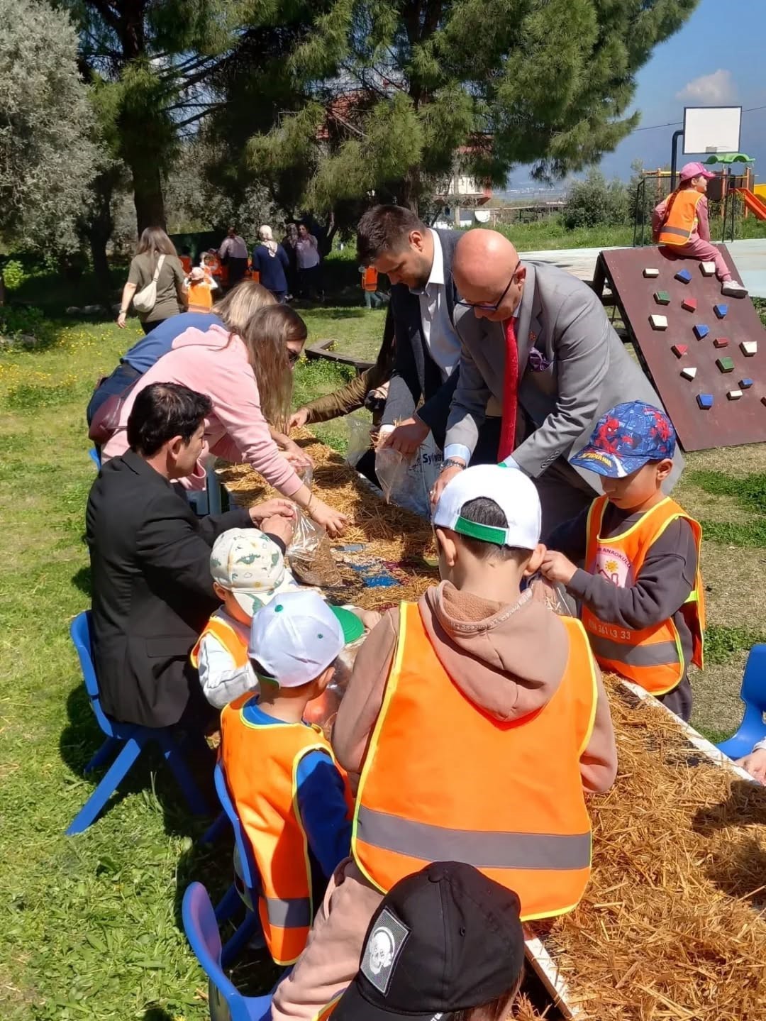 Yenipazar’da mantar atölyesine katılan miniklerden üretime ilk adım
Yenipazar’da mantar atölyesine katılan miniklerden üretime ilk adım