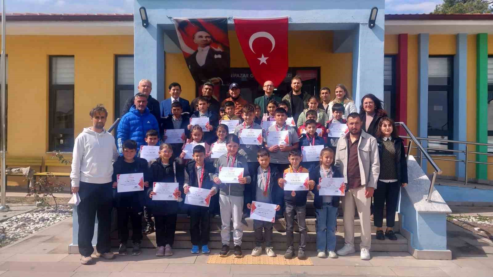 Yenipazar’da minik zihinler yarıştı, şampiyonlar belli oldu
