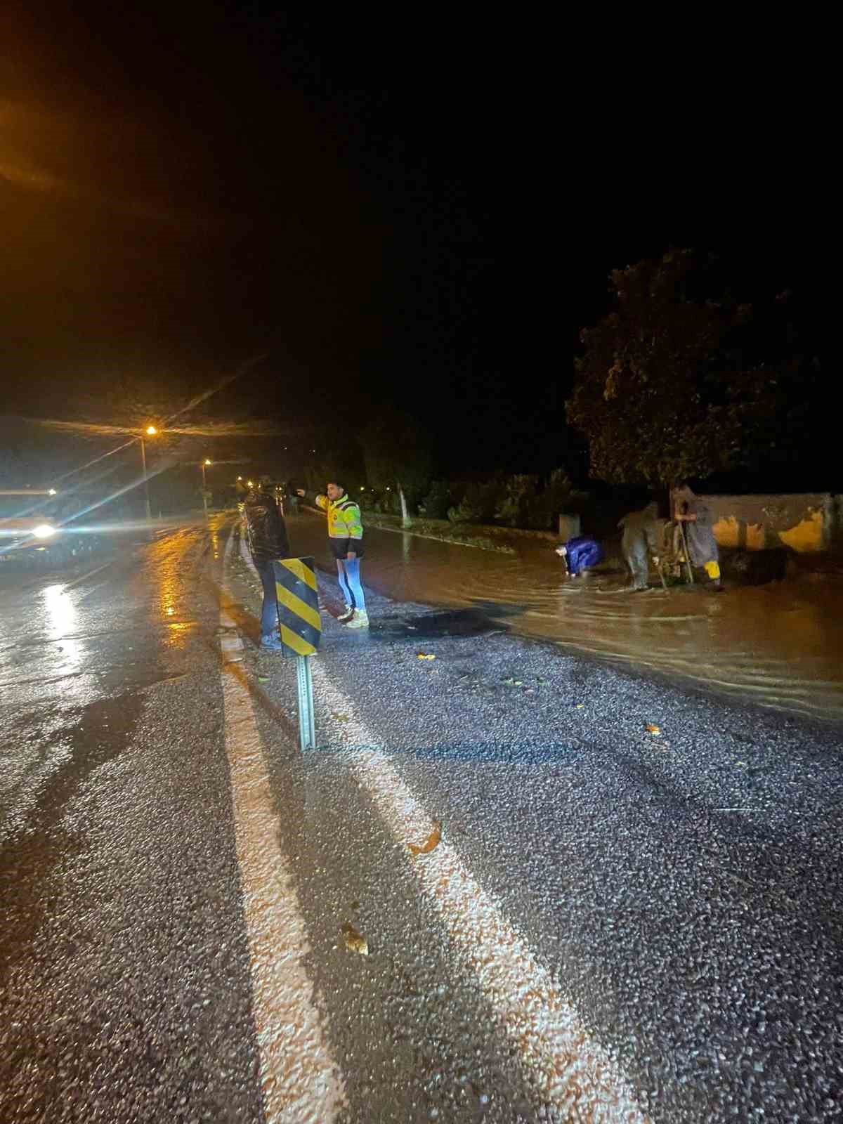 Yenipazar’da sağanak yağış etkili oldu
