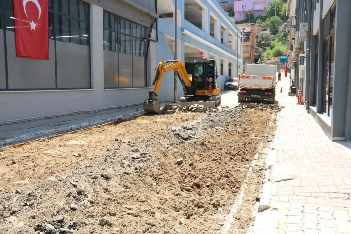 Yenipazar’da üstyapı atağı: Parke taşları yenileniyor
