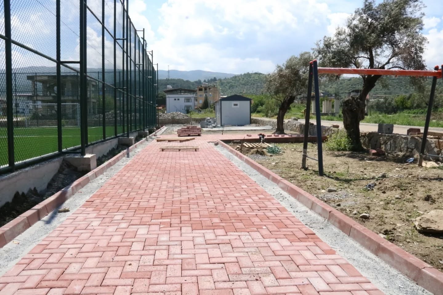 Yenipazar’da üstyapı atağı: Parke taşları yenileniyor
