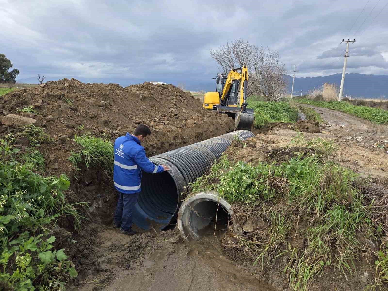 Yenipazar’da yağış sonrası yol bakım ve parke çalışmaları sürüyor
