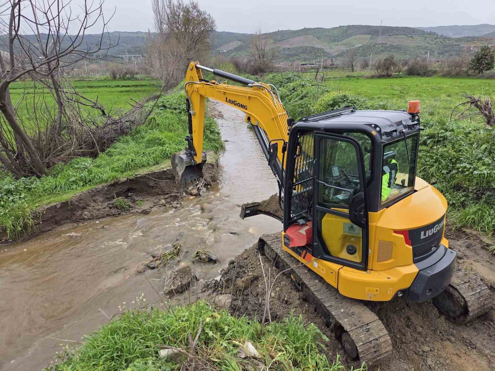 Yenipazar’da yağış sonrası yol bakım ve parke çalışmaları sürüyor
