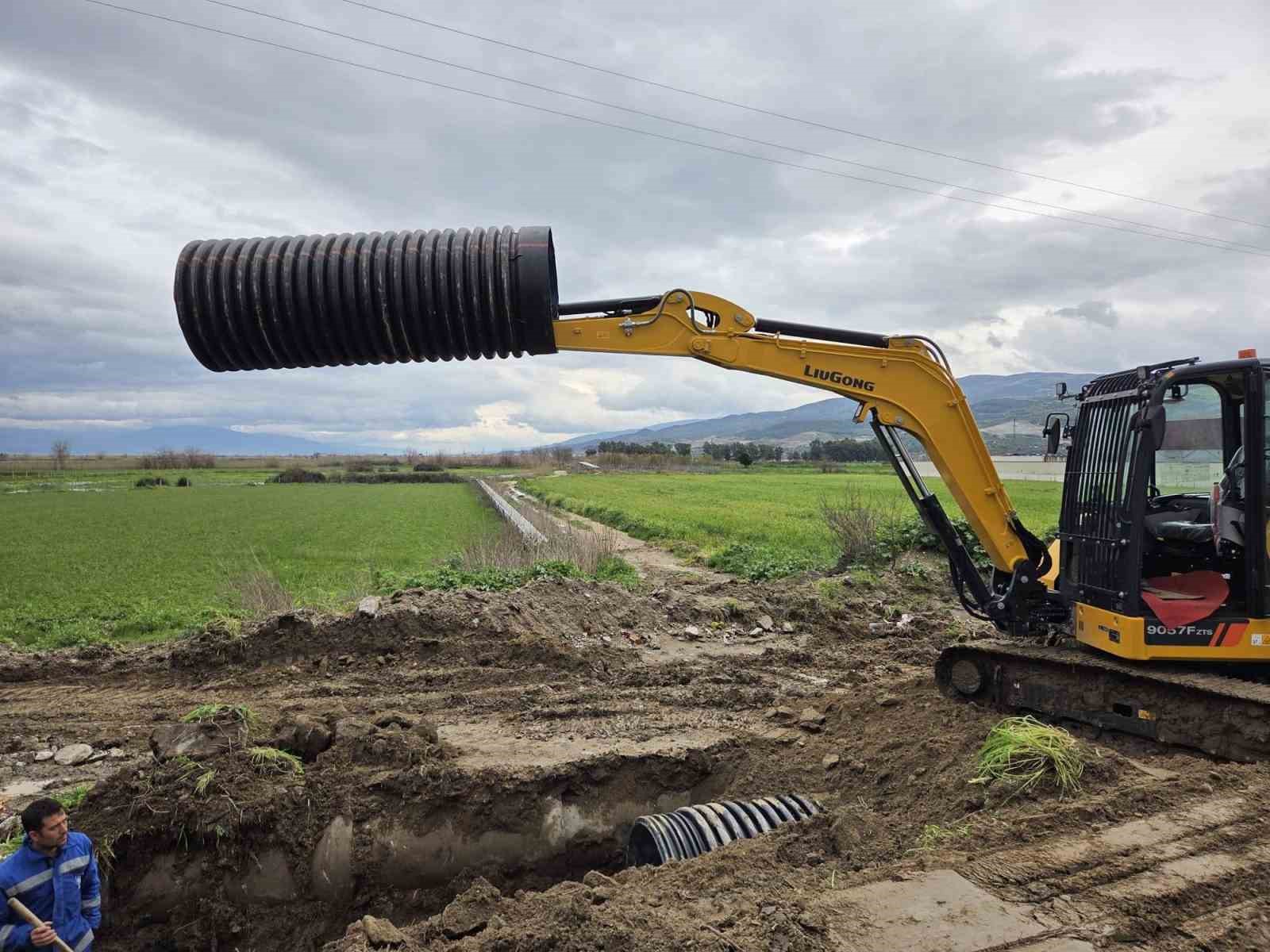Yenipazar’da yağış sonrası yol bakım ve parke çalışmaları sürüyor

