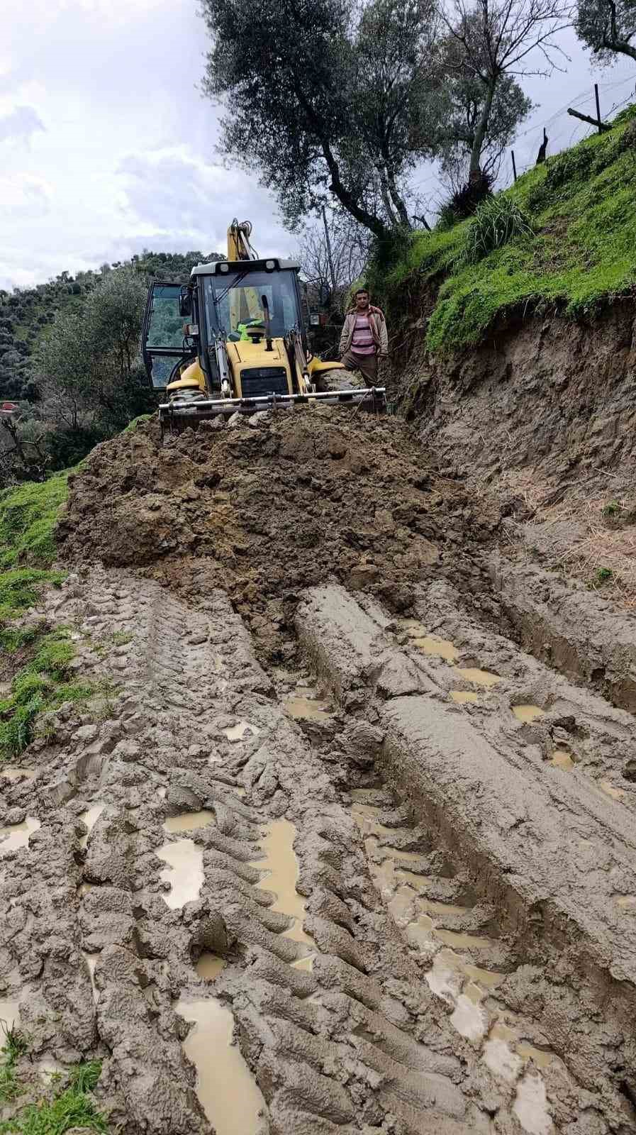 Yenipazar’da yağış sonrası yol bakım ve parke çalışmaları sürüyor
