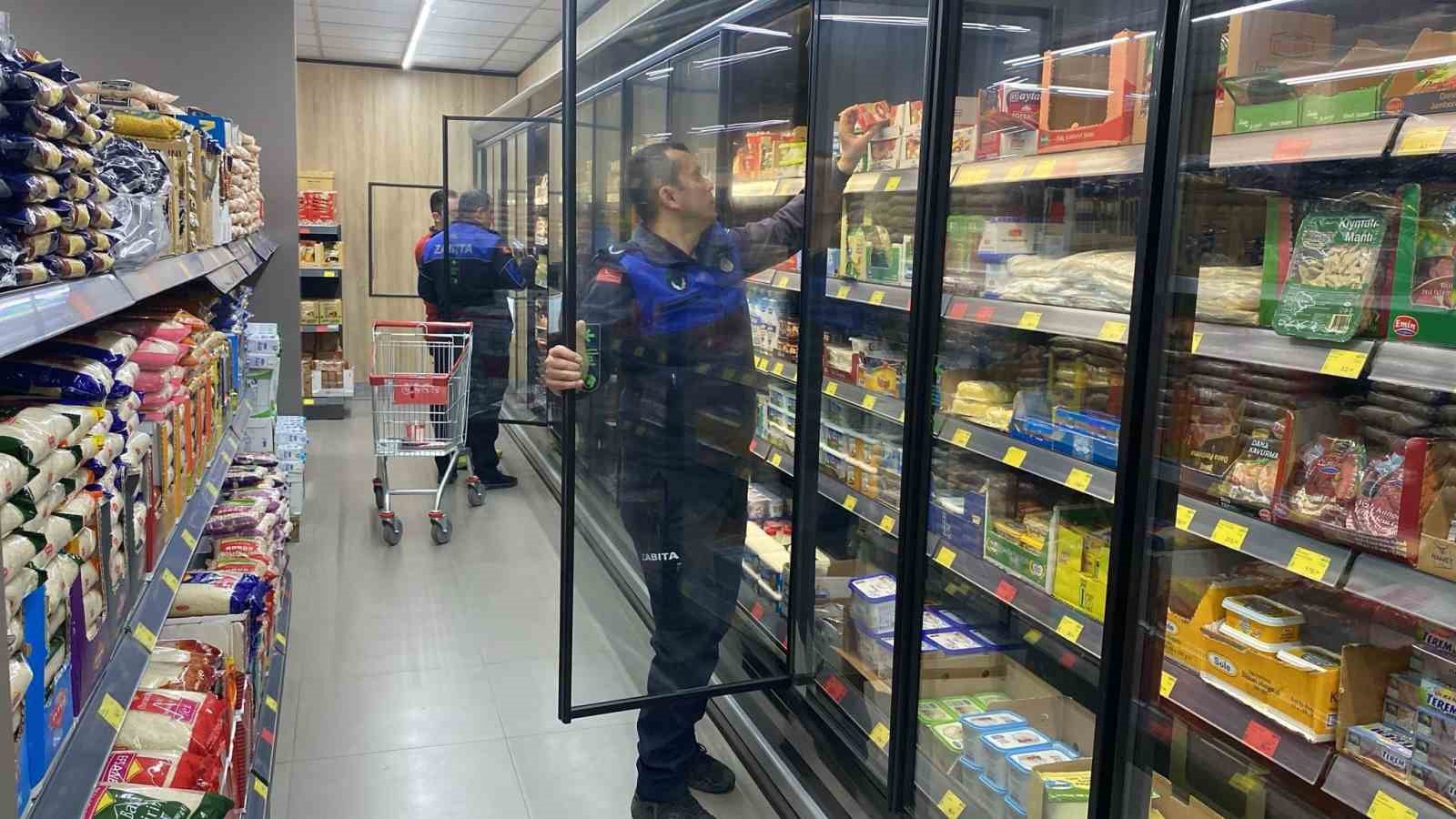 Yenişehir’de zabıtadan Ramazan mesaisi: 65 iş yeri denetlendi
Yenişehir’de zabıtadan Ramazan mesaisi: 65 iş yeri denetlendi