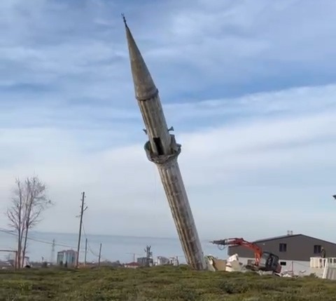 Yenisi yapılınca eski caminin minaresi kontrollü bir şekilde yıkıldı
