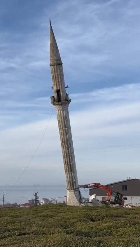 Yenisi yapılınca eski caminin minaresi kontrollü bir şekilde yıkıldı
