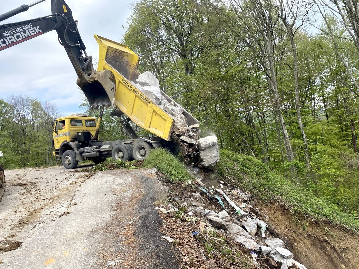 Yenitepe’de heyelan alarmı, stabilizasyon çalışmaları başlatıldı
