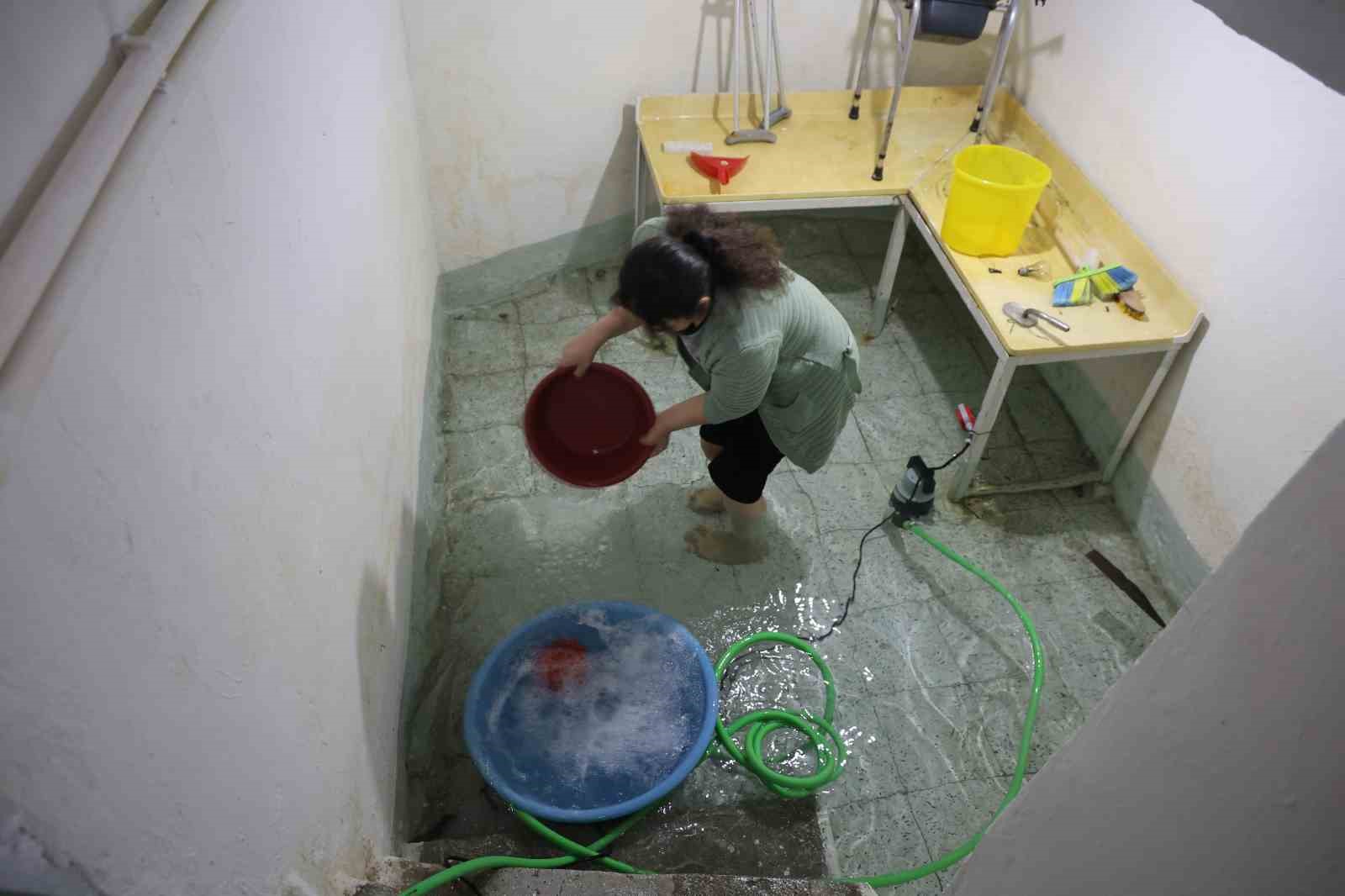 Yeraltı kaynakları dolunca sular, evlerin altından çıkmaya başladı: 40 evin bodrumunu su bastı
