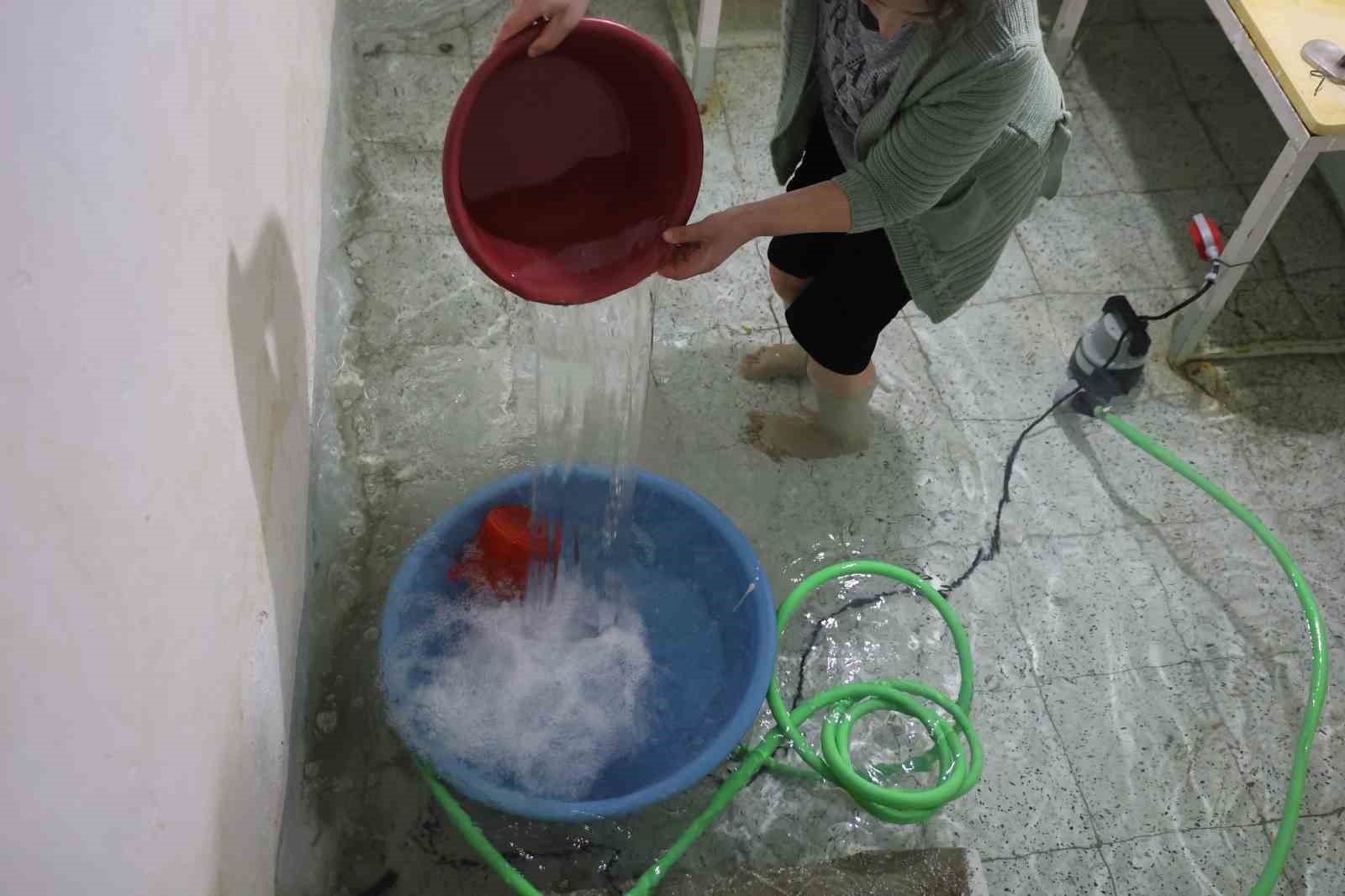 Yeraltı kaynakları dolunca sular, evlerin altından çıkmaya başladı: 40 evin bodrumunu su bastı
