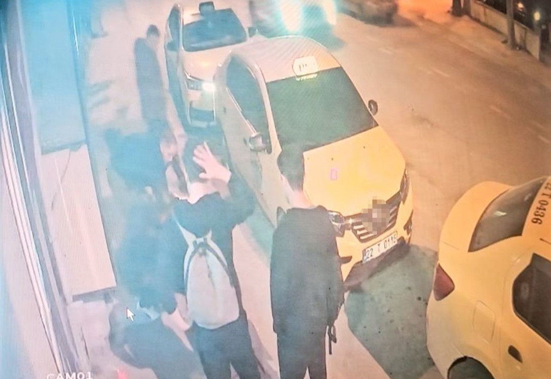 Yerde can çekişirken bakıp geçtiler, hayatını kaybetti
