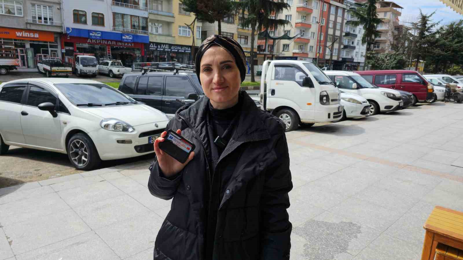 Yerde değil yüksekte arayınca cüzdanını buldu
Yerde değil yüksekte arayınca cüzdanını buldu