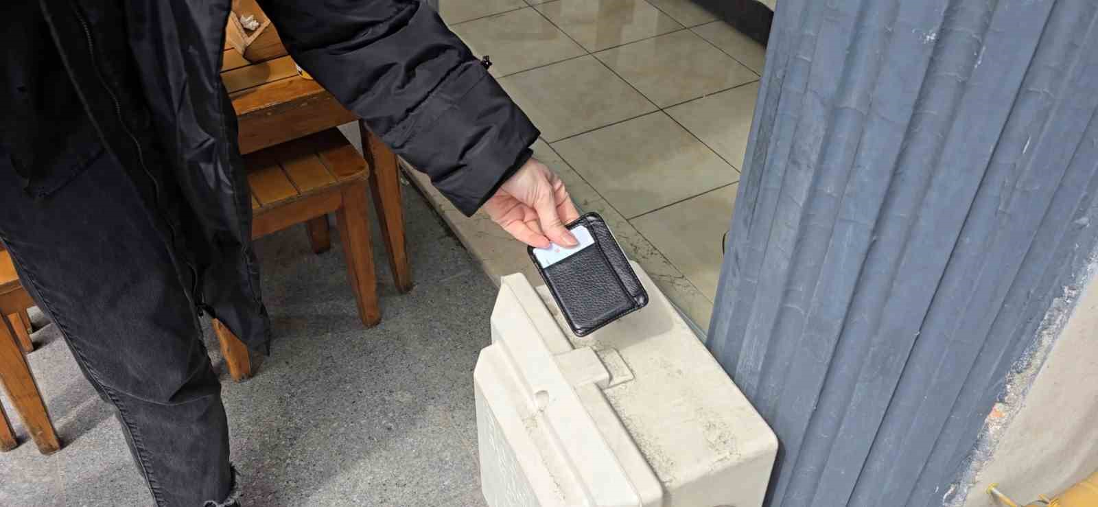 Yerde değil yüksekte arayınca cüzdanını buldu
Yerde değil yüksekte arayınca cüzdanını buldu