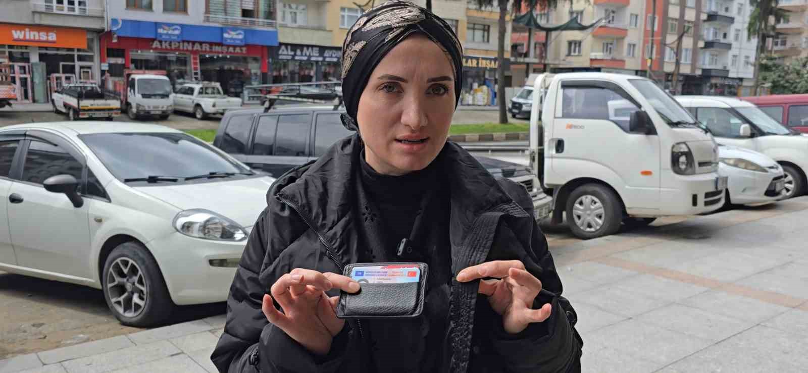Yerde değil yüksekte arayınca cüzdanını buldu
Yerde değil yüksekte arayınca cüzdanını buldu