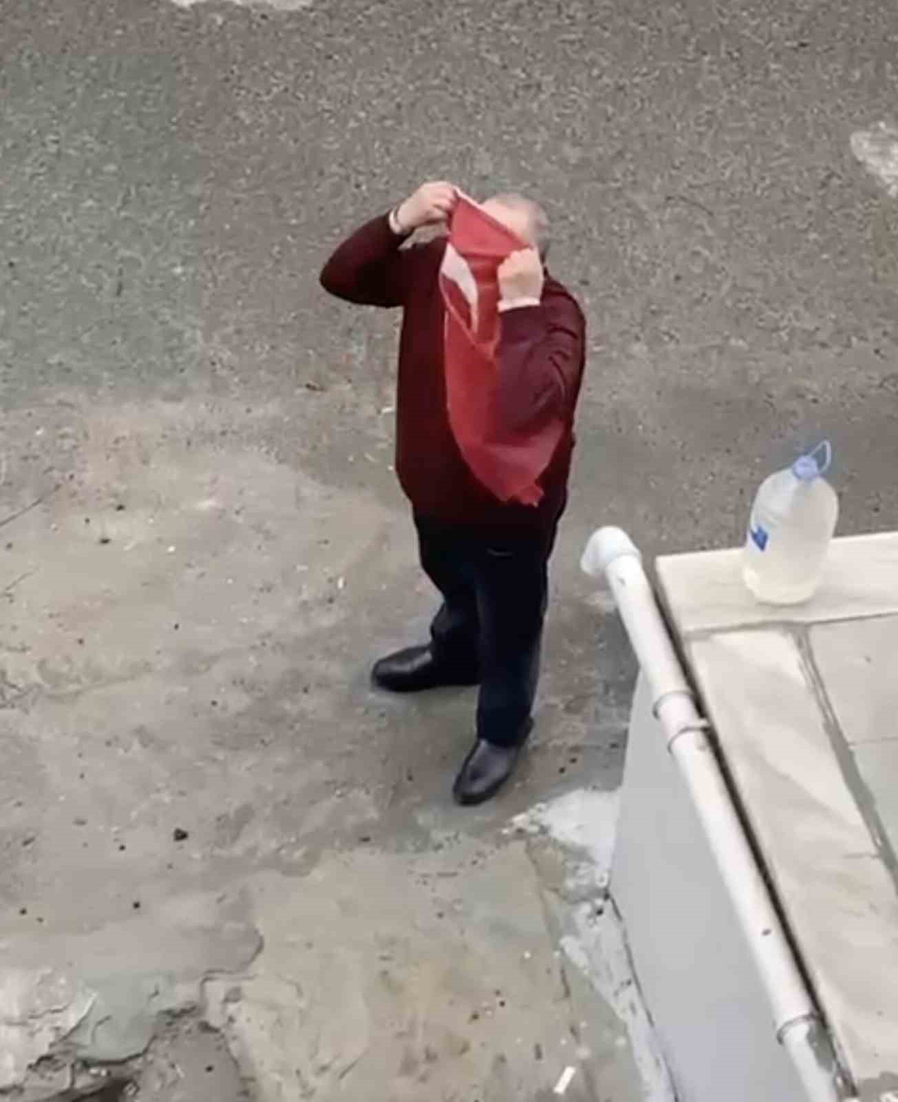 Yerde gördü, öperek yerine astı: İzleyenler duygulandı
