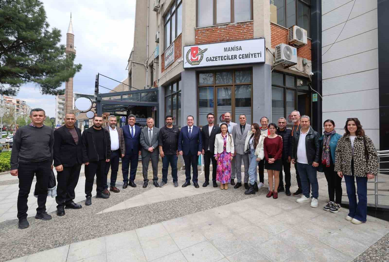 Yerel yöneticiler, gazetecilerle bir araya gelerek 69. yıl coşkusunu paylaştı
