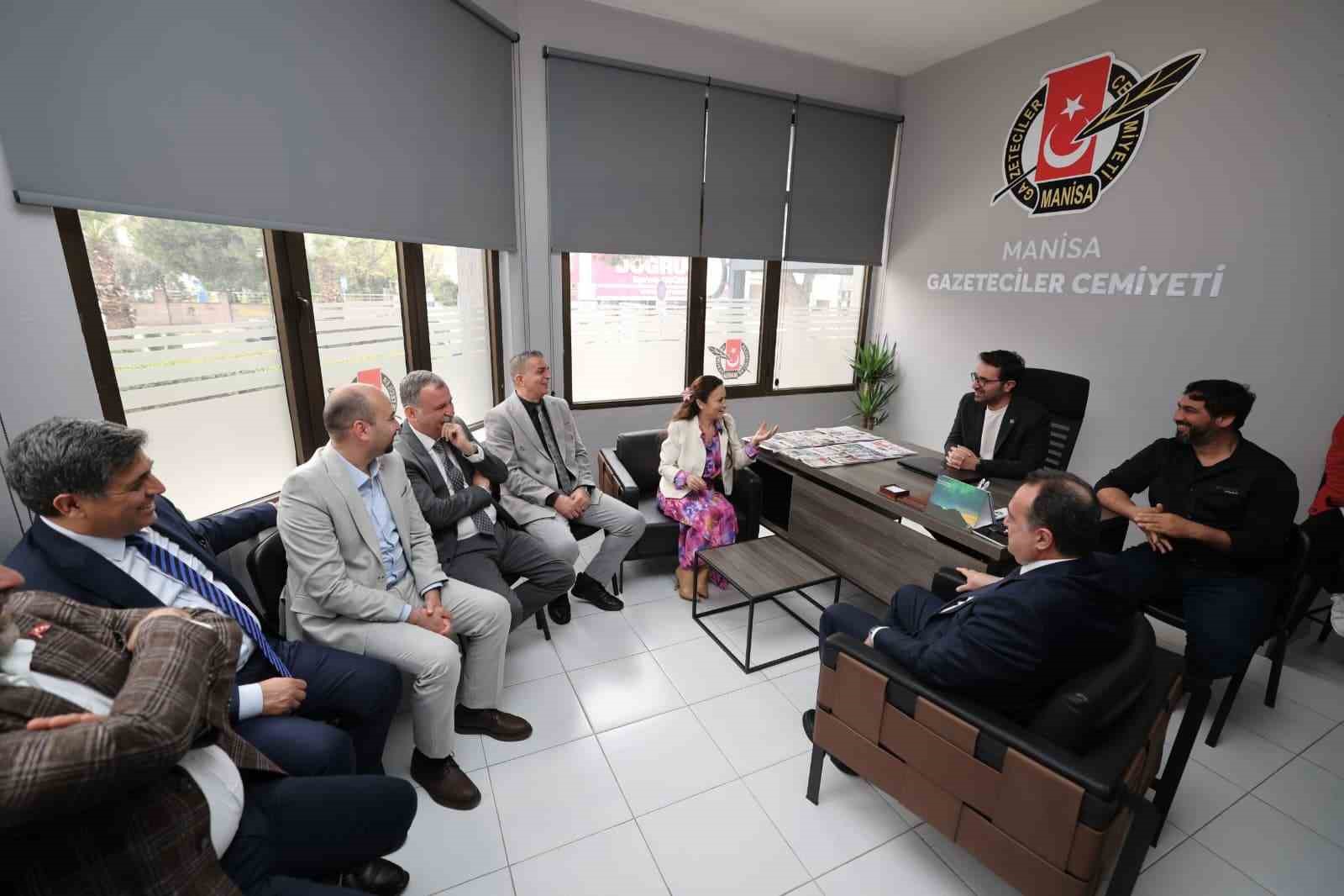 Yerel yöneticiler, gazetecilerle bir araya gelerek 69. yıl coşkusunu paylaştı
