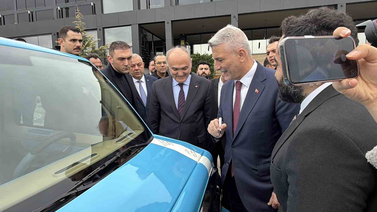 Yerli üretim elektrikli araca, Bakan Bolat hayran kaldı
