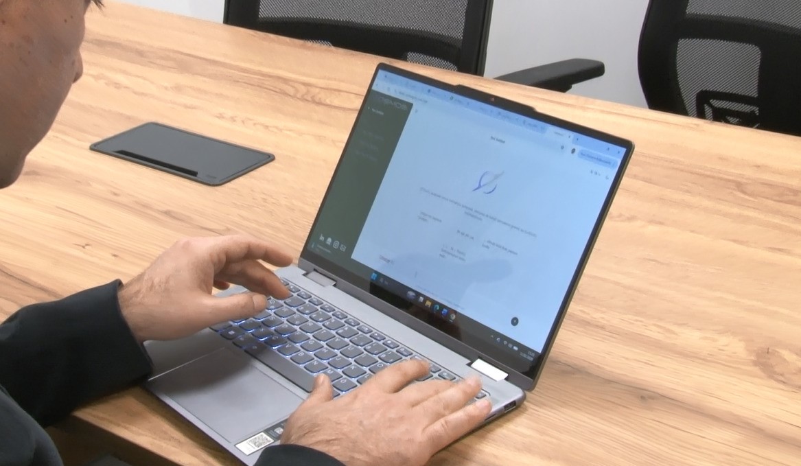 Yerli yapay zeka Cosmos T1, kendisinden üç kat büyük modellerle yarışıyor
