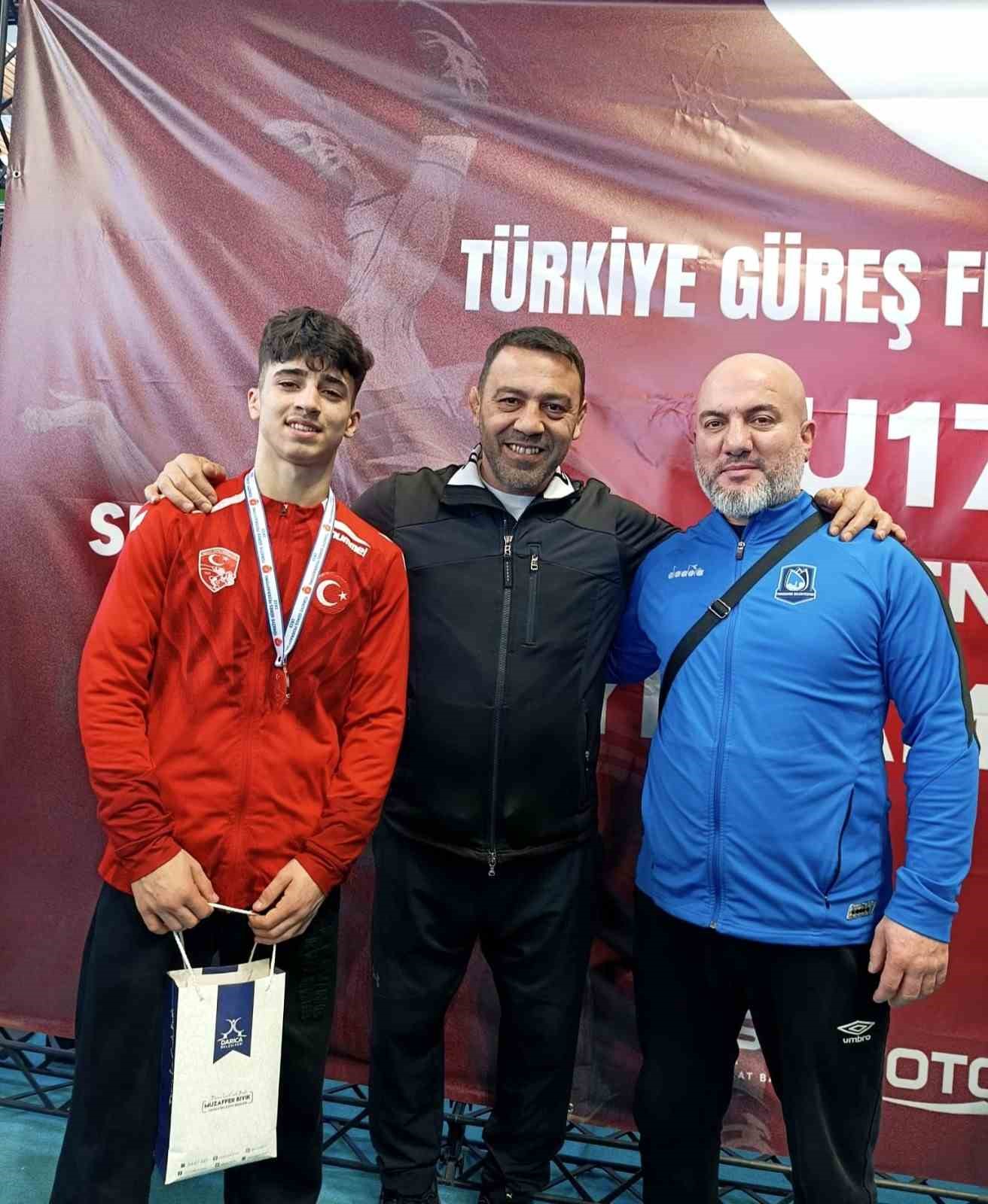 Yerlikaya’dan madalyasını alan genç güreşçi Manisa’ya gurur yaşattı
