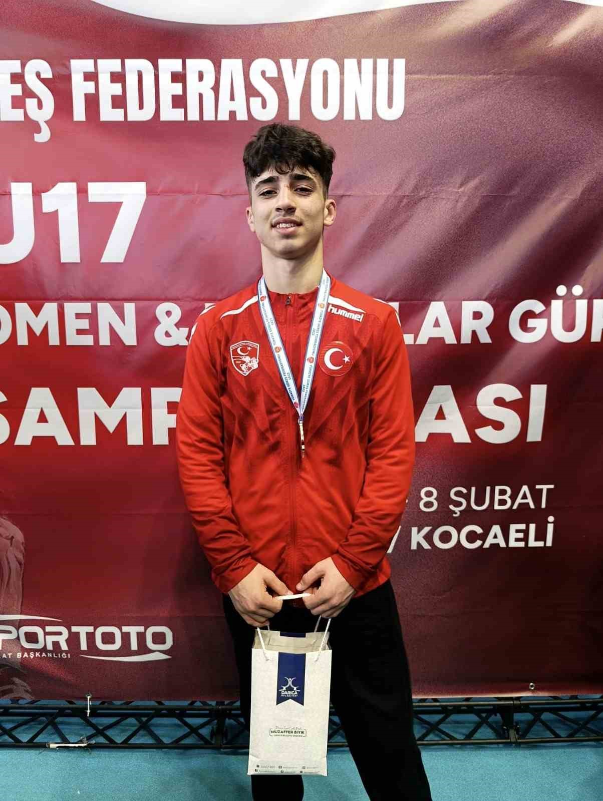 Yerlikaya’dan madalyasını alan genç güreşçi Manisa’ya gurur yaşattı
