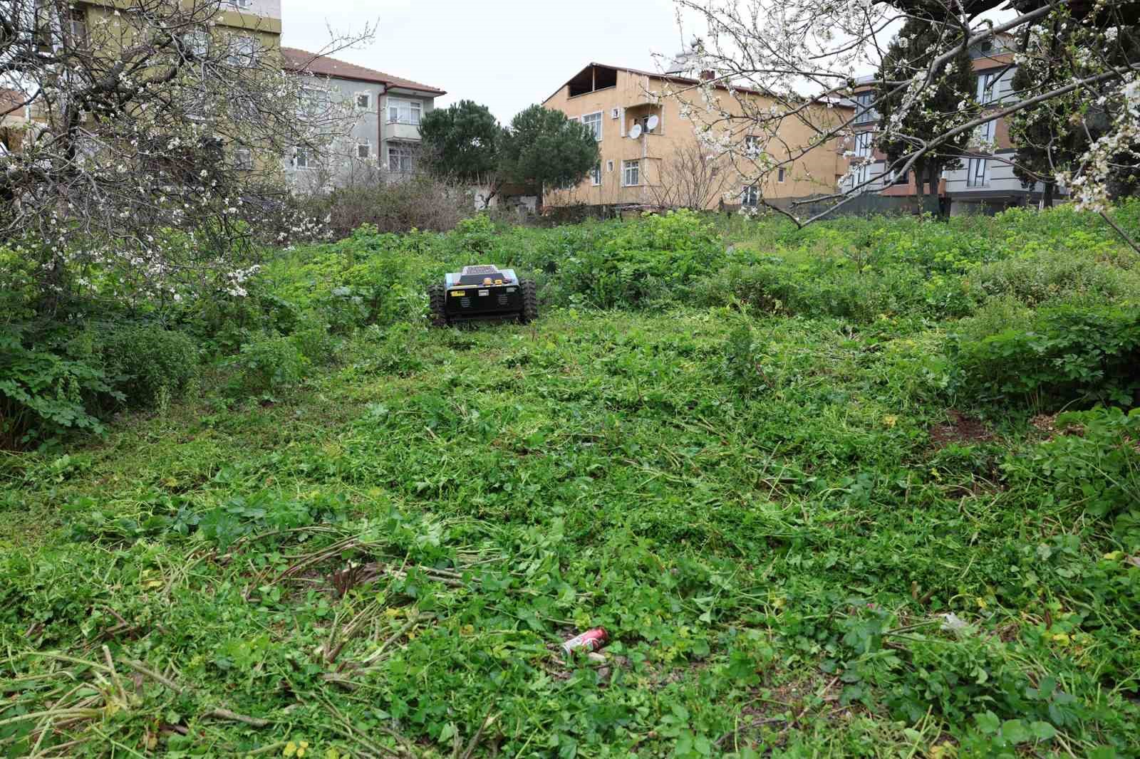 Yeşil alanda uzaktan kumandalı robot dönemi: 6 kişinin işini tek başına yapabiliyor
